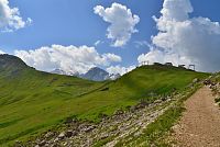 Itálie - Dolomity: stezka od sedla Pordoi, vzadu vykukuje Marmolada