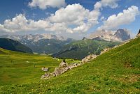 Itálie - Dolomity: stezka od sedla Pordoi - výhled do údolí k Arabbě