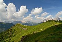 Itálie - Dolomity: Bindelova stezka - pohled zpět k horním stanicím lanovek, vpravo chata Refuge Sass Becè