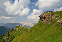 Itálie - Dolomity: Bindelova stezka - pohled zpět k horním stanicím lanovek