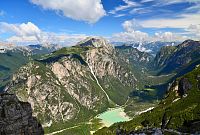 Itálie - Dolomity: Monte Piana - výhled na jezero Dürrensee (Lago di Landro) a masív Dürrenstein