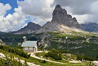 Itálie - Dolomity: Monte Piana - kaple, v pozadí Tre Cime di Lavaredo