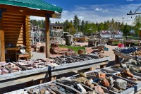 USA Jihozápad: Bryce City - prodej zkamenělého dřeva a kamenů