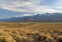 USA Jihozápad: silnice č. 168, v pozadí Sierra Nevada
