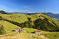 Rakousko - Kaiserwinkl: pohled z Wandbergu na Burgeralm, Lochner Horn, Kitzbülerské Alpy