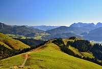 Rakousko - Kaiserwinkl: pohled z Wandbergu k Walchsee, na Brennkopf, Hohe Tauern, Wilder Kaiser