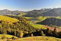 Rakousko - Kaiserwinkl: trasa Brennkopf - Schwemm, pohled do údolí - Walchsee, mokřad Schwemm
