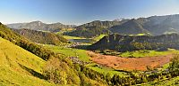Rakousko - Kaiserwinkl: trasa Brennkopf - Schwemm, pohled do údolí - mokřad Schwemm