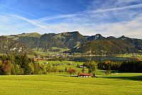 Rakousko - Kaiserwinkl: jezero Walchsee od parkoviště pod Heubergem