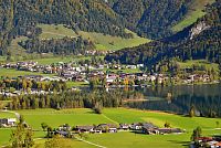 Rakousko - Kaiserwinkl: jezero a obec Walchsee z trasy na Heuberg