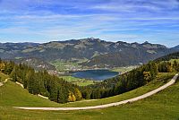 Rakousko - Kaiserwinkl: výstup na Heuberg - pohled na jezero Walchsee a pohoří Chiemgauské Alpy (Wandberg, Brennkopf)