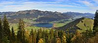 Rakousko - Kaiserwinkl: výstup na Heuberg - pohled na jezero Walchsee a pohoří Chiemgauské Alpy