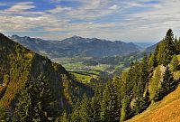 Rakousko - Kaiserwinkl: výstup na Heuberg - výhled do údolí řeky Inn