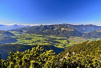 Rakousko - Kaiserwinkl: Unterberghorn - výhled na jezero Walchsee, Chiemgauské Alpy