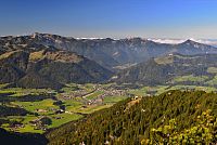 Rakousko - Kaiserwinkl: Unterberghorn - výhled na Kössen
