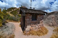 USA Jihozápad: Pinnacles - záchodky v horách