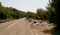 Černá Hora: odpadky u silnice