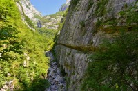 Černá Hora - Kaňon Mrtvice, stezka vystřílená ve skále