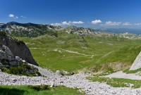 Černá Hora - Durmitor: výstup na Prutaš, dole silnice č. 14