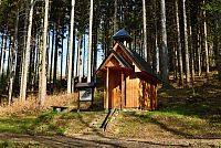 Rychlebské hory: kaplička u Lesního domova