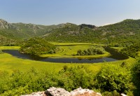 Černá Hora: Skadarské jezero ze silnice do Rijeky Crnojeviče