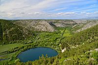 Chorvatsko: Národní park Krka - jezero Torak z vyhlídky za obcí Goriš