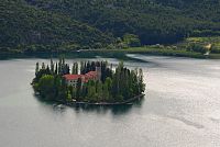 Chorvatsko: Národní park Krka - jezero Visovac, františkánský klášter na ostrůvku Visovac