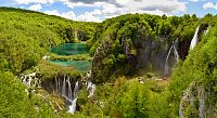 Chorvatsko: Národní park Plitvická jezera, vyhlídka na dolní část, vpravo vodopád Veliki slap