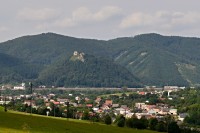 Slovensko - Veľký Manín: výhled na Považsky hrad ze stezky na Velký manín
