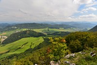 Slovensko - Veľký Manín: výhled k Malé Fatře ze stezky z Velkého Manína do Záskalie