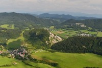 Slovensko - Veľký Manín: výhled na Kostoleckú tiesňavu ze stezky z Velkého Manína do Záskalie