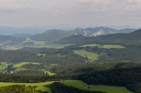 Slovensko - Veľký Manín: výhled ze severní hrany Velkého Manína na Suľovské skaly