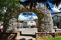 USA Severozápad: Národní park Grand Teton, město Jackson - brána z paroží jelenů wapiti