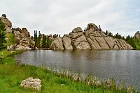 USA - Severozápad: Státní park Custer - jezero Sylvan Lake