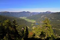 Rakousko – Dachstein: pohled na údolí Gosau a Plassen od lanovky Gosaukammbahn