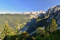 Rakousko – Dachstein: pohled na jezero Vorderer Gosausee a Hoher Dachstein od lanovky Gosaukammbahn