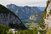 Rakousko – Dachstein: výhled k Hallstattskému jezeru od Obří ledové jeskyně