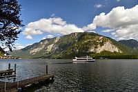 Rakousko: Hallstatt - pohled přes jezero k Hoher Sarsteinu