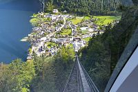 Rakousko: Hallstatt - lanovka na Solnou horu - výhled na novou část města