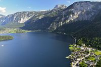 Rakousko: Hallstatt - vyhlídka ze skywalku na jezero a Krippenstein