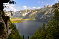Rakousko: Hallstatt - výhled na jezero ze stezky Soleweg