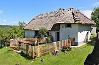 Bílé Karpaty - Moravské Kopanice: Lopeník - chalupa s doškovou střechou