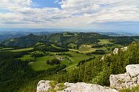 Gutensteinské Alpy: Hochstaff - výhled z vrcholu do údolí (statek Graser, Ebenwald)