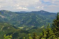 Türnitzké Alpy: Türnitzer Höger - výhled z vrcholu k Reisalpe, nejvyšší hoře Gutensteinských Alp
