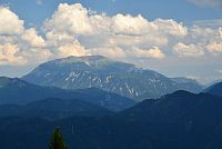 Türnitzké Alpy: výhled ze stezky Türnitzer Höger - Zdarsky Hütte na Schneeberg (přiblíženo)