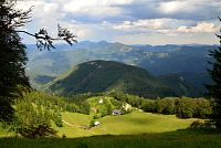 Türnitzké Alpy: výhled ze stezky Türnitzer Höger - Zdarsky Hütte na chatu Gschwendt Hütte
