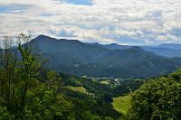 Türnitzké Alpy: pohled na Türnitzký Höger od vyhlídky u statku Hochgraser