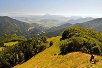 Slovensko - Malá Fatra: výhled z Osnice na Veľký Choč, Západní Tatry, údolí kolem řeky Oravy