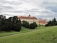 Jižní Morava: Lednicko-valtický areál - Valtice, zámek ze zahrady
