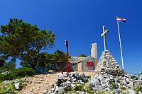 Chorvatsko: ostrov Lošinj - kostelík sv. Ivan, vyhlídka na Veli Lošinj